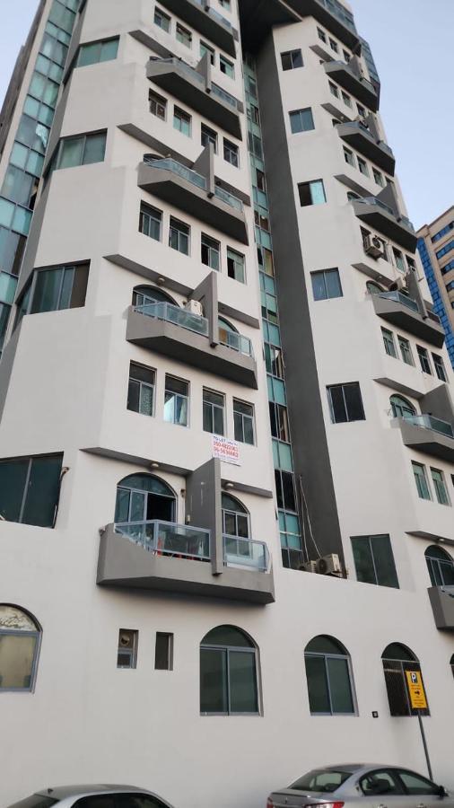 Gulf Building In Front Of Al Noor Mosque Appartement Sharjah Buitenkant foto